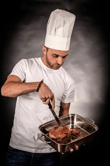 رجل يعد اللحوم للفاعلية