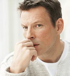 رجل يفكر في التفريغ أثناء الإثارة